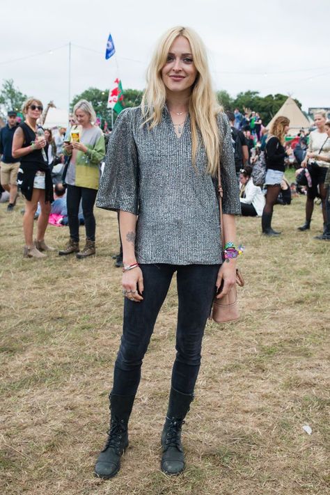 fearne cotton glastonbury Fearne Cotton Hair, Glastonbury Outfits, Hard Summer Festival Outfit, Glastonbury Festival Fashion, Fearne Cotton Style, Fern Cotton, Glastonbury Fashion, Hippie Festival Outfit, Boho Festival Outfit