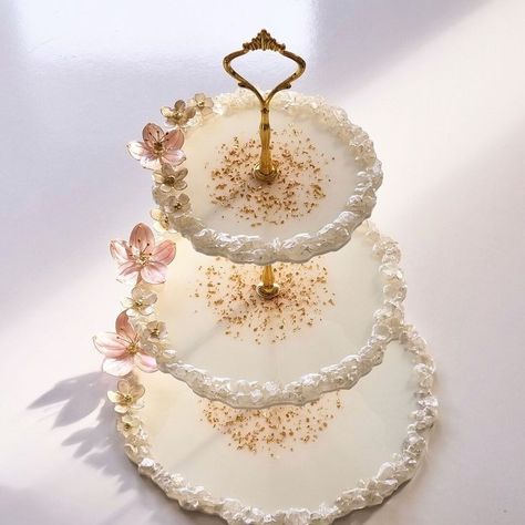 Resin Dessert Stand, Resin Art Plate, Resin 3 Tier Cake Stand, Resin Tiered Tray, Resin Cake Stand Ideas, Resin Plates Ideas, Cake Stand Decor Ideas, Epoxy Resin Crafts Ideas, 3 Tier Stand Decor