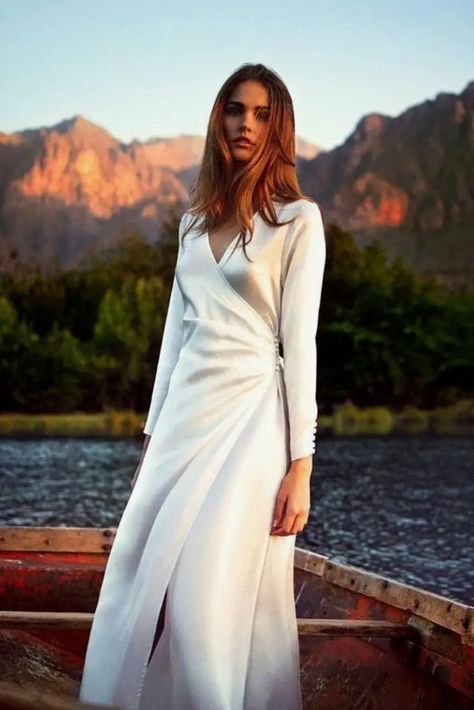 Graduation Glam: Memorable Outfit Ideas for College Graduation Elegant Wrap Dress, Linen Wedding Dress, Olivia Von Halle, Western Wedding Dresses, Mode Abaya, Princess Wedding Dresses, Bridal Robes, Bridal Lingerie, Dream Wedding Dresses