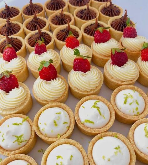 Dessert Cups Recipes, Kitchen Ideas For Small Spaces, Catering Ideas Food, Mini Tart, Ideas For Small Spaces, Catering Food, Buffet Food, Dessert Cups, Mini Desserts