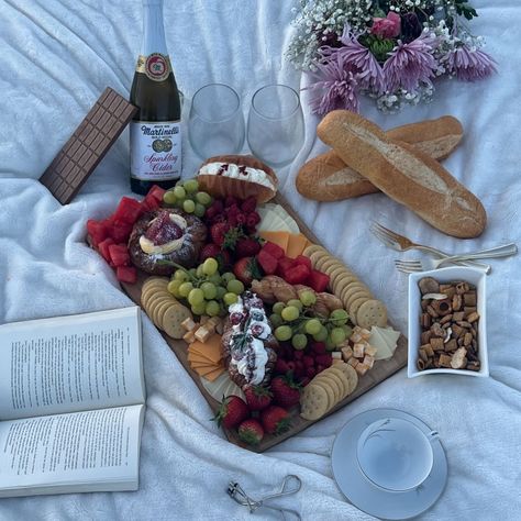 all i remember of you is the me that turned out just fine Picnic Foods, Romantic Picnic Aesthetic, Old Money Picnic, Picknick Aesthetic, Picnic Vibes, Picnic Inspo, Aesthetic Picnic, Picnic Aesthetic, 21st Birthday