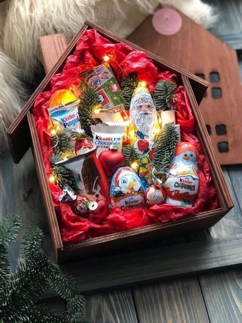 Christmas Eve Box Ideas For Adults, Diy Christmas Eve Box, Christmas Eve Box For Adults, Christmas Eve Box Ideas, Natal Do Mickey Mouse, Christmas Activity Book, Christmas Gift Basket Ideas, Christmas Hamper, Mickey Mouse Christmas