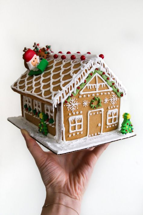 Sweet & Petite Gingerbread Houses (with Wilton!) | Constellation Inspiration Easy Gingerbread House, Homemade Gingerbread House, Gingerbread House Ideas, Cool Gingerbread Houses, Ginger Bread House Diy, Gingerbread House Candy, Ginger House, Gingerbread House Parties, Gingerbread House Designs