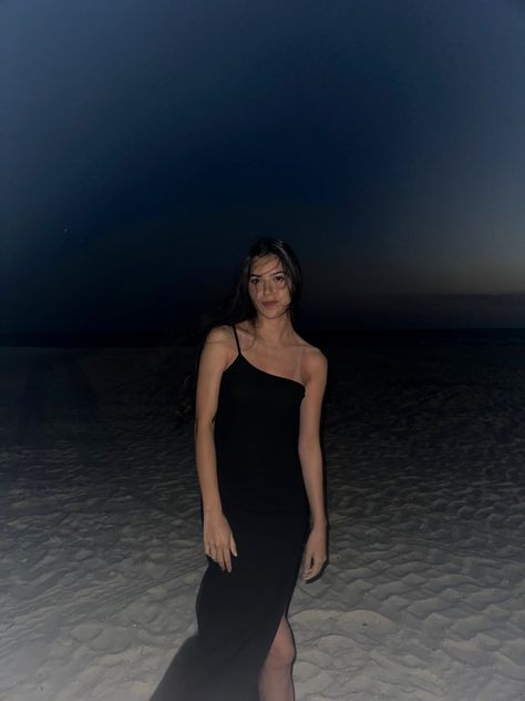 Beach Flash Photos, Beach Pictures Poses Instagram Night, Flash Beach Photos, Beach Flash Photography, Nighttime Beach Photoshoot, Beach Night Photos, Night Beach Photoshoot, Photos With Flash, Flash Photos