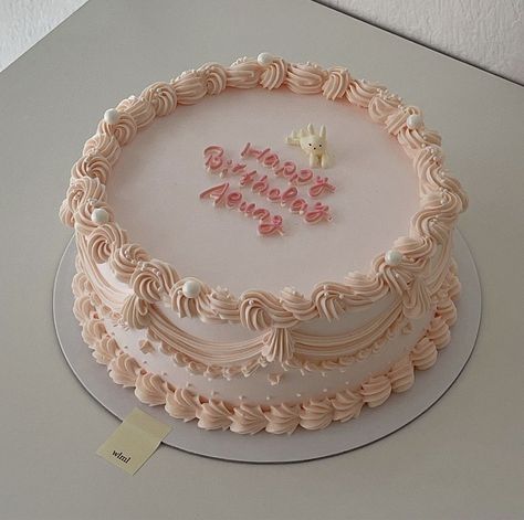 Cute Circle Cakes, Circle Cake Aesthetic, Vintage Cake Circle, Vintage Circle Cake, Circle Vintage Cake, Circle Cake Designs, Birthday Cake Circle, Circle Cake Ideas, Light Pink Birthday Cake