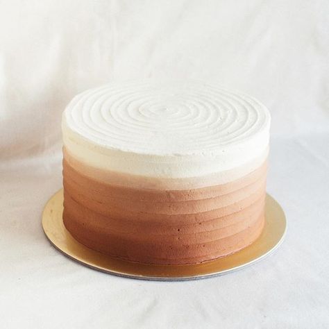 Brown ombré striped texture cake Easy Cake Icing, Cake Icing Techniques, Texture Cake, Ombré Cake, Deer Party, Brown Cake, Deco Cake, First Bday Ideas, Brown Theme