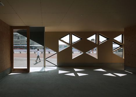 Salon and office by Junichiro Ikeura Triangle Door, Facade Pattern, Japanese Buildings, Modern Architecture Interior, Flooring Design, Cladding Panels, Commercial Building, Travel Spots, The Triangle