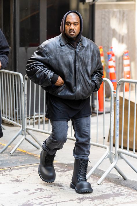 Balenciaga Outfit, Yeezy Brand, Kanye West Outfits, Kanye Fashion, Kanye West Style, Balenciaga Boots, Kim Kardashian Kanye West, Kim Kardashian And Kanye, All Black Outfit