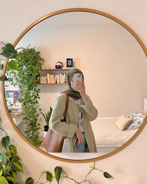 follow me Mirror Selfie Aesthetic, Girl Mirror, Muslimah Style, Girly Dp, Muslim Outfits Casual, Girls Mirror, Hijabi Aesthetic, Best Girl, Best Poses For Pictures