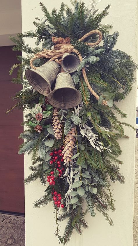 Wreath With Bells, Dekoratívne Vence, Winter Wreaths, Christmas Planters, Country Christmas Decorations, Christmas Tree Ideas, Christmas Swags, Christmas Arrangements, Easy Christmas Crafts