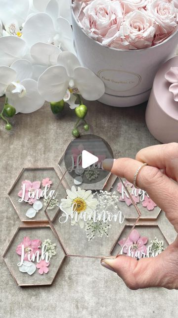 ᴡᴀʟʟ ᴀʀᴛ & ᴇᴠᴇɴᴛ + ᴡᴇᴅᴅɪɴɢ sɪɢɴᴀɢᴇ on Instagram: "Engraved & painted personalized place cards with dried pressed flowers for a bride & her special people 🌸👌🏼😘  What do you think? Do we prefer this over adhesive vinyl? We say YES ☺️ . . . Like it? SHARE it! Love it? SAVE it for the next time you need something extra special made for your event ✨ . . . Visit our website for this & other beautiful event decor! Link in bio @pink.sapphireco ❤︎︎  #lasercut #lasercutting #lasercutter #acrylicsignage #acrylicsign #acrylicsigns #acrylicdesign #acrylicdesigns #crafter #craftersofinstagram #laserengraved #driedflowers #pressedflowers #driedpressedflowers #placecards #acrylicplacecards #weddingsign #weddingsigns #weddingsignage #welcomesign #welcomesigns #welcomesignage #eventinspo #weddinginspo # Flower Place Cards, Personalized Place Cards, Dried Pressed Flowers, Flower Places, Acrylic Signage, General Ideas, Dried And Pressed Flowers, Flower Names, Acrylic Designs