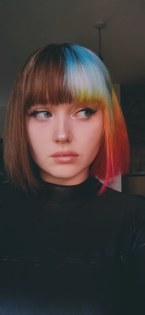 Subtle Edgy Hair Color, Color Split Hair, Split Color Hair Ideas, Fine Wavy Curly Haircut, Diy Split Dyed Hair, Bright Colour Hair Ideas, Colored Buzzed Hair Women, Hair Colour Ideas Bright, Fashion Color Bangs