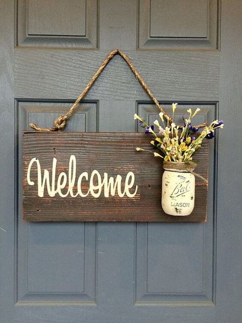 Home Decor Front Porch, Front Porch Welcome Sign, Rustic Country Home Decor, Diy Frühling, Decor Front Porch, Wood Signs For Home, Rustic Country Home, Porch Welcome Sign, Rustic Wooden Sign