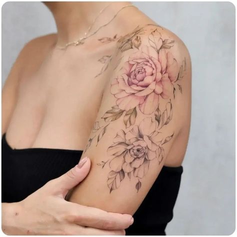 Peony Floral Tattoo, Colorful Floral Tattoo, Front Shoulder Tattoo, Floral Watercolor Tattoo, Tattoo Bunt, Feminine Shoulder Tattoos, Floral Arm Tattoo, Shoulder Tattoo Ideas, Front Shoulder Tattoos