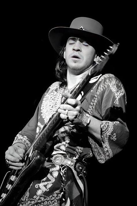 Blues Rock Outfit, Rock Guitarist Aesthetic, Rock Legends Rare Photos, Stevie Ray Vaughan Wallpaper, Phoenix Photo, Iconic Guitars, 70s Guitarists, Classical Guitar Photography, Steve Ray Vaughan