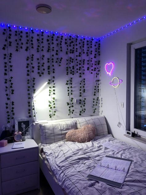 Minimal Room Decor Ideas, Cute Room Ideas Simple, Room Ideas White And Black, Basic Room Ideas Simple, Simple Preppy Room Ideas, Ideas Para Cuartos Aesthetic, Room Inspo Small Bedroom, Five Below Room Decor, Ideas Para Decorar Cuartos Aesthetic