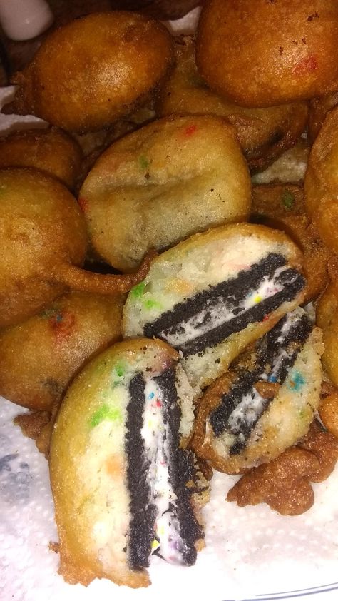 Fried Oreos With Pancake Mix Recipe, Pancake Mix Recipe Ideas Desserts, Dessert Recipes Black People, Fried Oreos Recipe, Deep Fried Oreo, Fried Oreo, Oreo Pancakes, Best Junk Food, 90s Food