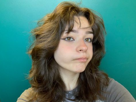 Soft Bangs For Round Face, Wolfcut Front View, Light Brown Wolf Cut, Fluffy Medium Hair, Fluffy Wolf Cut, School Bathroom, Short Grunge Hair, Bangs For Round Face, Haircut Inspo