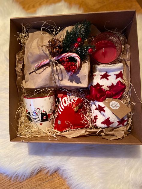 Merry Christmas Gift Ideas, Gift Box Ideas For Christmas, Diy Christmas Gift Boxes, Christmas Hamper Ideas, Christmas Eve Box For Adults, Chrismas Crafts, Diy Christmas Gifts For Friends, Girly Christmas Gifts, Christmas Classroom Door