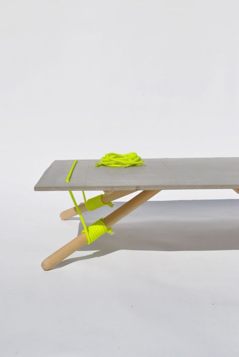 c'est la corde exerçant un traction sur les pieds, coincés dans des encoches, qui vont les rendre immobile et ainsi permettre une stabilité Origami Table, Joinery Details, Low Coffee Table, Objet Design, Furniture Details, Design Milk, Furniture Inspiration, Objects Design, Design Furniture