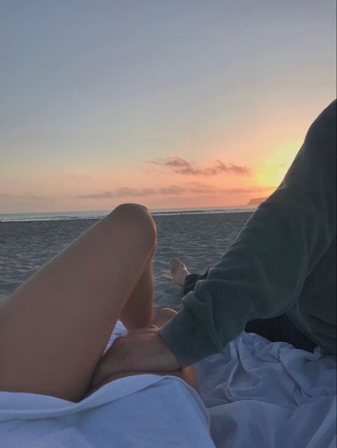 Beach Couple Aesthetic Faceless, Foto Tips, Goals Pictures, Cute Couples Photos, Relationship Goals Pictures, Beach Reading, Trik Fotografi, Photo Couple, Cute Relationship Goals