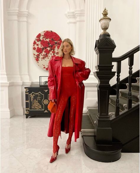 Monochromatic Outfit Red, Long Coat Outfit Winter Fashion, Red Monochrome Outfit, Successful Women Style, Long Coat Outfit, Winter Coat Outfits, Monochromatic Fashion, Casual Summer Outfits For Women, Long Coat Women