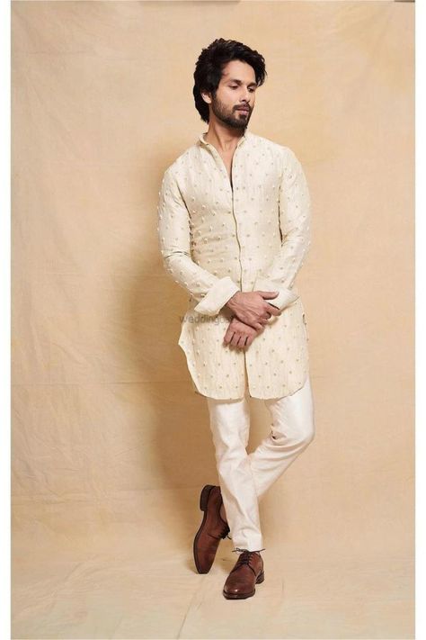 Presenting you latest Kurta Set for Grooms. From haldi outfit to designer mehendi outfit, we have got variety dresses. #weddingbazaar#indianwedding #kurtaformenpathani #kurtaformenwedding #kurtaformenmirrorwork #kurtaformenchikankari #kurtaformenshort #kurtaformenstylish #kurtaformensadri #kurtaformenpink #kurtaformendhoti #kurtaformenblack #kurtaformenengagement #kurtaformentraditional #kurtaformendiwali #kurtaformendesigner #kurtaformenhaldi #kurtaforgroomhaldi #kurtaforgroomengagement #kurta Traditional Indian Mens Clothing, Mens Traditional Wear, Mens Indian Wear, Wedding Kurta For Men, Groom Dress Men, Indian Groom Wear, Wedding Dresses Men Indian, Gents Kurta Design, Blazer Outfits Men