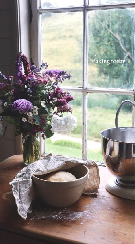 Homestead Astethic, Trad Wife Aesthetic Home, Home Baking Aesthetic, Old Farmhouse Aesthetic, Homestead Aesthetic, Lone Traveller, Farm Woman, Southern Aesthetic, Farm Aesthetic