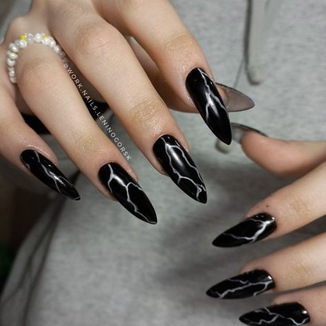 Black Arclyc Nails Design, Nails Inspiration Dark Colors, Asexual Nails, Reyna Nails, Sharp Nails Design, Goth Almond Nails, Nail Designs Edgy, Dark Nails Acrylic, Gothic Nail Ideas