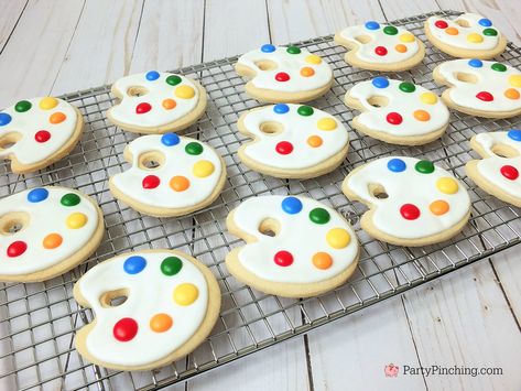 art cookies, art palette cookies, cute treats and food for art theme party, art party ideas, paint cookies Art Themed Treats, Art Palette Cookies, Paint Brush Cookies, Paint Pallet Cookies, Paint Party Food Ideas For Adults, Paint Palette Cookies, Art Palette Cake, Art Party Cookies, Art Themed Cupcakes