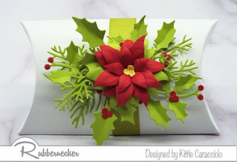 Gift Boxes For Christmas, Pillow Box Ideas, Paper Poinsettia, Diy Card Making, Pillow Boxes, Small Christmas Gifts, Chocolate Boxes, Gift Card Boxes, Treat Holders