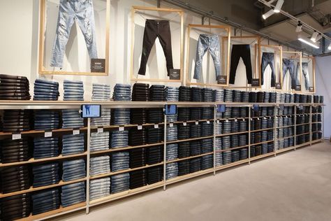 Jeans Display Ideas, Jeans Display, Denim Wall, Retail Shop Design, Levis Store, Clothing Store Displays, Visual Book, Jeans Design, Clothing Store Design