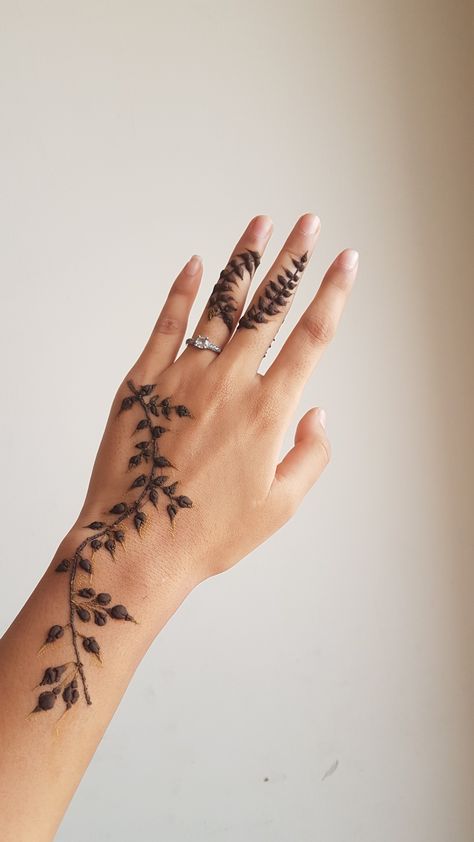 Aesthetic henna design for occasion Simple Leaf Mehndi Designs, Cottagecore Henna Designs, Henna Plant Designs, Plant Henna Designs, Henna Leaves Design, Leaf Henna Design, Henna Leaf Design, Hanna Drawing, Leaf Mehendi Designs