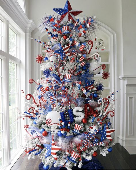 Natal, 4th Of July Tree, Red White And Blue Decorations, Patriotic Christmas Tree, Blue Decorations, Floral Christmas Tree, Nightmare Before Christmas Ornaments, Fourth Of July Decorations, Christmas Tree Decorating Themes