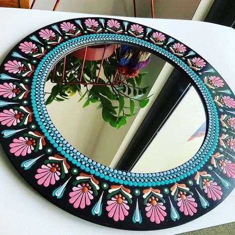 Dotting art on mirror frame Dot Art Mirror Frame, Mirror Mandala Art On Wall, Round Lippan Art Mirror Wall, Mirror Dot Mandala Art, Mandala Art Frame, Mandala Mirror Art, Modern Lippan Art, Mirror Mandala Art, Dot Mandala Mirror