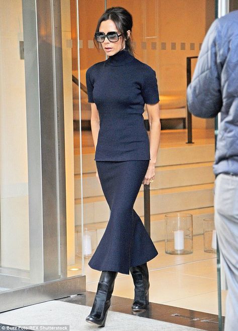 VB Viktoria Beckham, Short Celebrities, Victoria Beckham Outfits, Victoria Beckham Style, Star Style, Looks Chic, Cool Street Fashion, Spice Girls, Petite Fashion