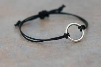 I want this but as a necklace. Tube Bead Bracelet, Bts Bracelet, Braided Bracelet Diy, Instruções Origami, Pretty Jewelry Necklaces, Bracelets Handmade Diy, Circle Bracelet, Diy For Men, Jewelry Knots