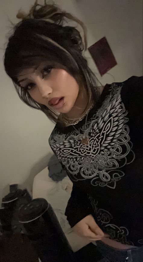 Emo Latina Aesthetic, Emo Y2k Hair, Emo Copy And Paste Latina, Emo Latina Outfits, Emo Latina Makeup, Pretty Emo Girl, Mexican Grunge, Mexican Y2k, Genie Fashion