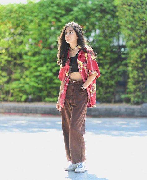 Cute Hawaiian Shirt Outfit, How To Style A Hawaiian Shirt Women, Filipino Outfits Street Styles, Oversized Hawaiian Shirt Outfit, Filipino Fashion Street Styles, Hawaiian Shirt Outfit Women, Hawaiian Shirt Outfit, Hawaiian Shirt Women, Casual College Outfits