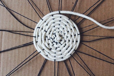 3 DIY Placemat DIY Round Placemat DIY Woven Placemat Round Placemats Diy, Diy Boho Placemats, Diy Place Mats Ideas, Macrame Placemat Tutorial, Diy Jute Placemats, Placemats Ideas Diy, How To Make Placemats, Placemat Diy, Woven Placemat