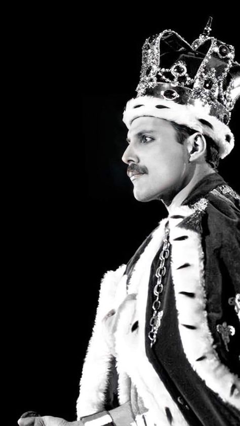 Freddie Mercury Aesthetic, Queen Band Wallpaper, Freddie Mercury Last Photo, Freddie Mercury Wallpaper, Mercury Wallpaper, Freddie Mercury Poster, Wallpaper Queen, Regulus Acturus Black, Queen Rock Band