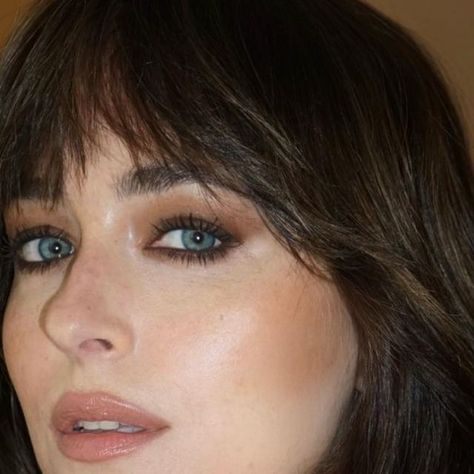 The Zoe Report on Instagram: "No afternoon coffee necessary, Dakota Johnson's "latte makeup" is doing the trick. Head to the link in our bio for everything you need to know about the latest viral beauty trend, and learn how to recreate Johnson's sultry look. ⁠ ⁠ 📷: @valeriaferreiramakeup" Dakota Johnson No Makeup, Cool Brown Makeup, Expresso Makeup Look, Coffee Date Makeup, Coffee Makeup Look, Brown Natural Makeup, Cappuccino Makeup, Dakota Johnson Makeup, Cinnamon Makeup