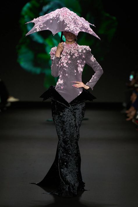 Avant Garde Fashion Couture, Robert Wun, Paris Fashion Week Runway, Extreme Fashion, Runway Fashion Couture, Collection Couture, Runway Outfits, Couture Mode, Couture Week