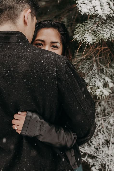 Winter Couple Engagement Photoshoot, Winter Snow Couple Pictures, Couples Photoshoot In Snow, Couple Pose In Snow, Couple Photo Snow, Snow Ideas Photography, Winter Snow Engagement Photos, Couple Pics In Snow, Manali Photography Poses Couple