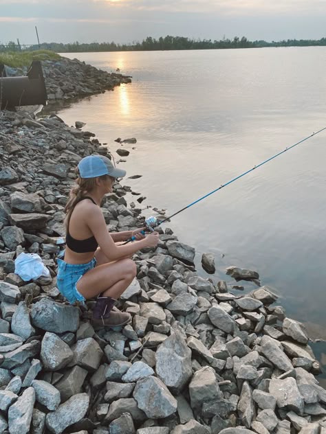 Fishing Photo Ideas, Fishing Asthetic Picture, Country Backroad Aesthetic, Summer Fishing Outfit, Cute Fishing Outfits, Country Summer Aesthetic, Fishing Aesthetic, Fishing Pics, Girl Fishing