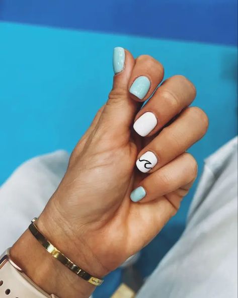 18 Cute and Adorable Short Summer Nails Beach Designs Beach Nails With Wave, Summer Nails Wave Design, Wave Design On Nails, Wave On Nails, Wave Nail Art Simple, Cute Nails For California, Wave Inspired Nails, Wave Nails Design Simple, Summer Nails Vacation The Beach