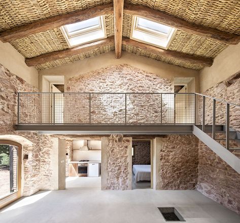 Small Stone House, Barn Renovation, Casa Country, Life Abroad, Italian Interior, Country Homes, Stone Walls, Natural Ventilation, Small Houses