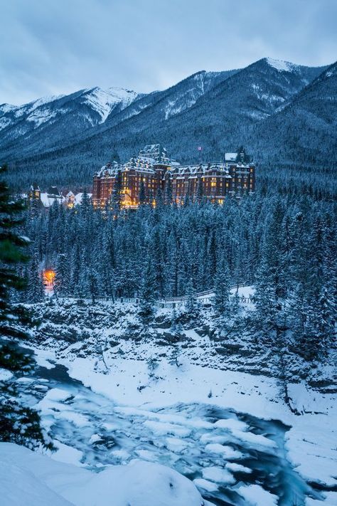 The dreamlike Fairmont Banff Springs Hotel would be the place for a fairytale wedding in Canada Banff Springs Hotel, العصور الوسطى, Fairmont Banff Springs, Fairmont Banff, Banff Canada, Banff Alberta, Journal Travel, Jasper National Park, Banff National Park