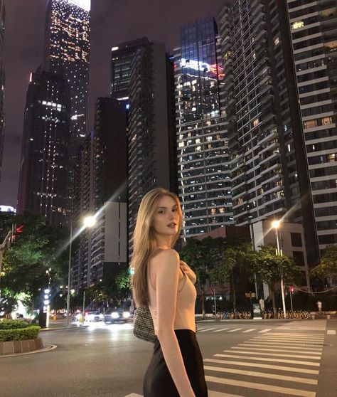 Night Pics Poses, Brickell Photoshoot, Night Out Pictures Instagram, Night Poses Instagram, City Night Photoshoot, New York City Pictures, 사진 촬영 포즈, Rich Girl Lifestyle, Pic Pose