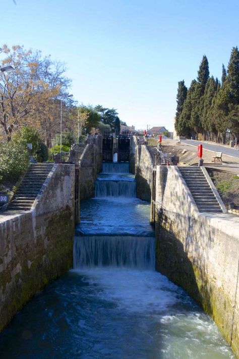 Canal du Midi, écluses de Fonserannes, Béziers, (écluse octuple permettant le passage d'un dénivelé de 21,4 m sur 304 m de long). © canal-du-midi.org. Waterfall Statue, Statue Reference, Canal Du Midi, Louis Xiv, Toulouse, Pool, Statue, Outdoor Decor